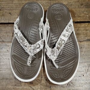 Crocs Santa Cruz Surf Thong Sandals Flip Flops Paisley Women’s Sz 7 Khaki